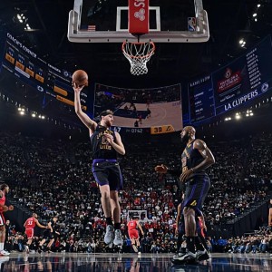 世界杯手机直播软件-强力得分手也球都摸不着！湖人的战术安排实在是令人无法理解？